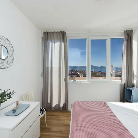 アパート Penthouse Dolcevita ザダル